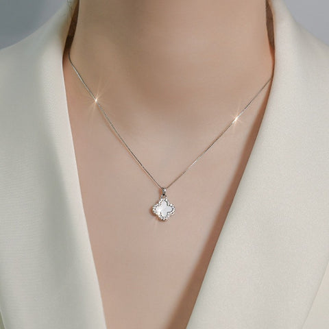 Gold-Volldiamant-Kleeblatt-Halskette für Frauen mit doppelseitigem Schwarz-Weiß-Design, minimalistische Ohrringe, Ringschmuck M5010663