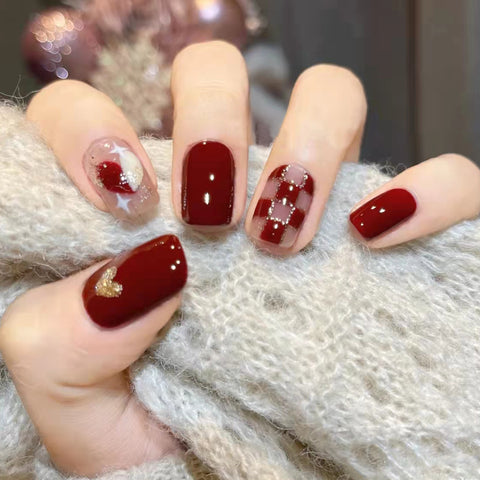 Tragen Sie ein abnehmbares künstliches Nagelstück mit roter, herzförmiger, weißer Liebesmaniküre m55010557 