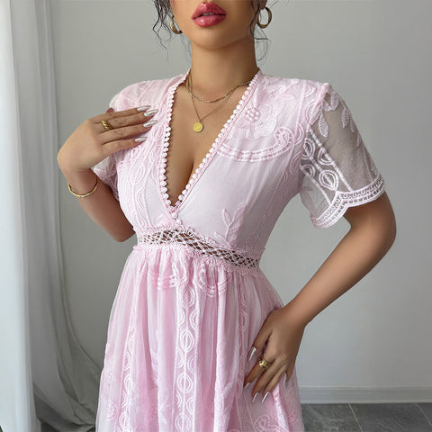 Robe longue élégante à manches courtes et découpes en dentelle m301392 