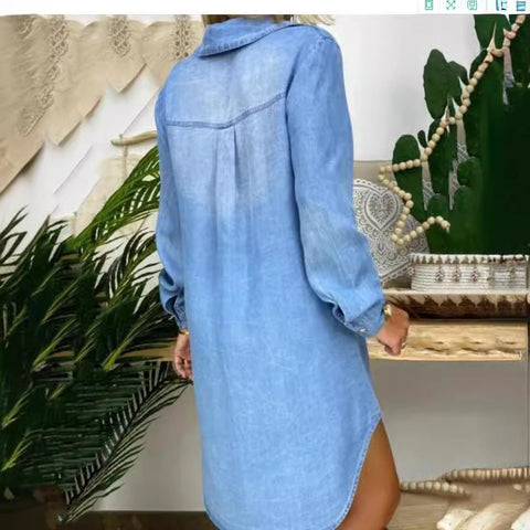 Langärmliges Jeanshemdkleid mit Schnallentasche und einfarbiger Farbe m300718 