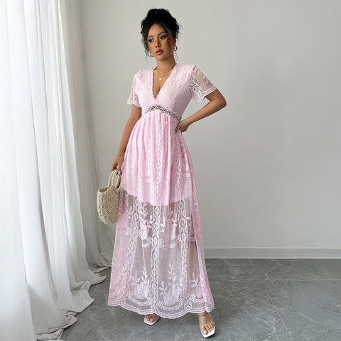 Robe longue élégante à manches courtes et découpes en dentelle m301392 