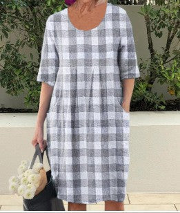 Einfarbiges Swing-Kleid mit Rundhalsausschnitt und Tasche m300060 