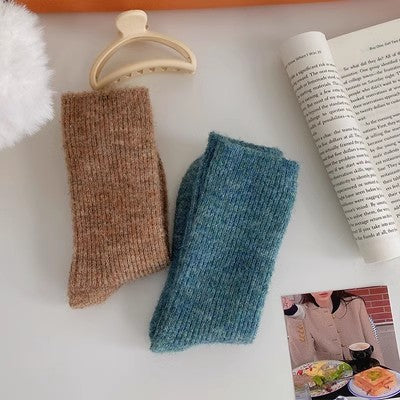 Xiao Xiangfeng Einfarbige Wollsocken, lange Damensocken, Instagram, trendige reine Baumwolle, Herbst und Winter, verdickter und warmer Kaschmir, mittellange Retro-Socken m1915010470
